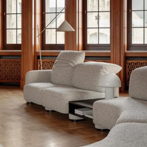 Sofa LaRoche z miękkim siedziskiem i płynnym przejściem między modułami w naturalnej tkaninie