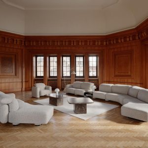 Kolekcja LaRoche od Bizzarto w eleganckim salonie z drewnianą architekturą i jasną sofą modułową