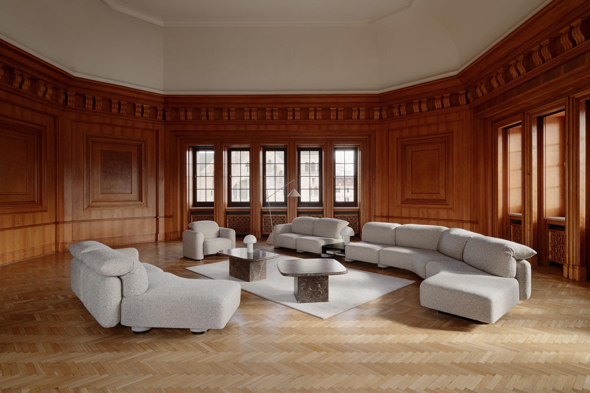 Kolekcja LaRoche od Bizzarto w eleganckim salonie z drewnianą architekturą i jasną sofą modułową